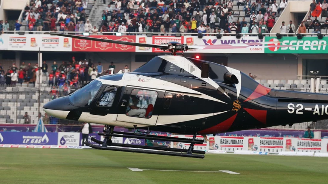 বিপিএলের ফাইনালের আগে হেলিকপ্টারের এলো হীরকখচিত ট্রফি